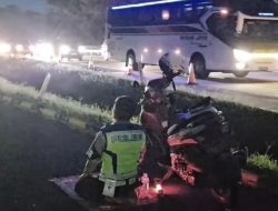 Anggota Satlantas Polres Subang Sholat di ruas tol Cipali.