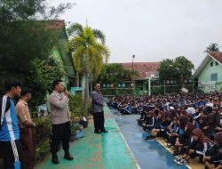 Anggota Polsek Tirtajaya memberikan Arahan dan Pembinaan kepada Siswa/Siswi SMPN 1 Tirtajaya tentang Bahaya Narkoba dan Tawuran Pelajar