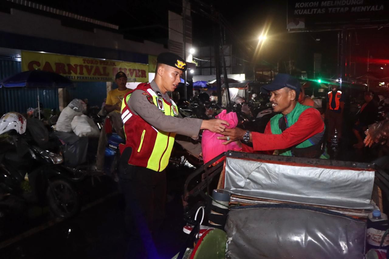 Kabid Humas Polda Jabar : Patroli Sahur, Cara Polisi Jaga Kamtibmas Sambil Bangunkan Warga di Bulan Ramadhan