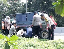 Petugas Pospam Lebaran Sigap Bantu Pemudik Lokal Yang Alami Pecah Ban di Tol Purbaleunyi KM149