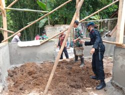 SAT BRIMOB POLDA JABAR BANTU MASYARAKAT BANGUN MESJID