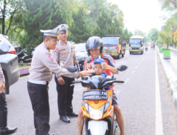 Tebar Kebaikan di Bulan Ramadan, Satlantas Polres Ciamis Bagikan Takjil Gratis ke Pengguna Jalan