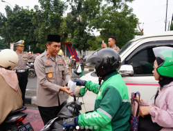 WAKAPOLDA JABAR TURUN LANGSUNG BAGIKAN RIBUAN TAKJIL UNTUK PARA PENGENDARA DI BANDUNG