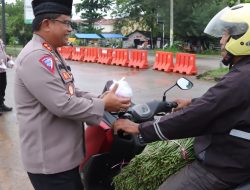 Polres Indramayu Berbagi Takjil di Hari Kedua Bulan Puasa Ramadhan