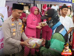 Bareng Bhayangkari, Polres Sukabumi Kota Bagi-bagi Sembako dan Takjil Jelang Buka Puasa