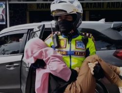 Kabid Humas Polda Jabar : Polisi Terjun Langsung Evakuasi Pemudik Wanita Yang Pingsan Saat Perjalanan