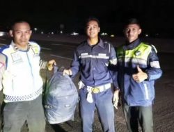 Kabid Humas Polda Jabar : Polisi Berhasil Bantu Temukan Tas Pemudik Yang Jatuh di Area Tol Cisumdawu