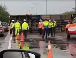 Bus Terguling hingga Melintang di Jalur KM 98 Tol Cipali