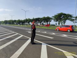 Petugas Ops Ketupat Lodaya 2024 Pantau Kamseltibcarlantas di KM 153.200 Tol Cipali, Majalengka