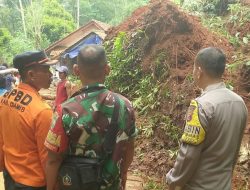 Kabid Humas Polda Jabar : Polisi  Datangi TKP Tanah Longsor di Jalan Desa Darmacaang