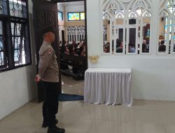 Beri Rasa Aman, Polsek Ciamis Polres Ciamis Giat Pengamanan Kebaktian Umat Nasrani di Gereja Katolik Santo Yohanes Pembaptis Ciamis