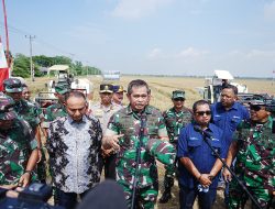 KAPOLDA JABAR BERSAMA PANGDAM III SILIWANGI HADIRI GERAKAN NASIONAL KETAHANAN PANGAN PANEN RAYA PADI DI KABUPATEN SUBANG