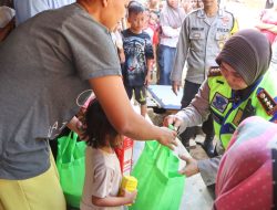 Kapolresta Cirebon Laksanakan Patroli Roda Dua Dan Menyalurkan Bantuan Kepada Anak Asuh Stunting