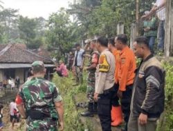 Polsek Ciawi Cek Lokasi Bencana Alam Tanah Longsor di Ciawi Mengakibatkan Rusaknya Pondasi Mesjid dan Rumah Warga