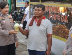 Indahnya Ramadhan, Polwan Polres Karawang Bagi Bagi T takjil