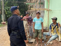 PATROLI SAT BRIMOB POLDA JABAR SAMBANGI WARGA YANG SEDANG BERKUMPUL BERIKAN PESAN KAMTIBMAS