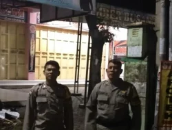 Pantau kewilayahan , QR Polsek Utbar Polres Cirebon kota gelar patroli Sahur ramadhan1445 H