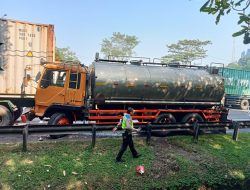 POLISI SIGAP TANGANI  KECELAKAAN TRUCK KONTAINER DAN TRUCK TANGKI