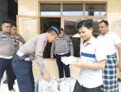 Kabid Humas Polda Jabar : Polisi  Bagikan Ratusan Nasi Kotak