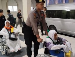 Polres Indramayu Berikan Pelayanan Prima kepada Calon Jamaah Haji Kloter 28 di Asrama Haji Kabupaten Indramayu