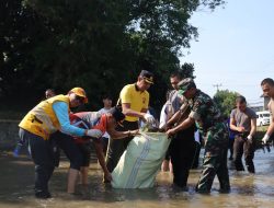 Kapolresta Bogor Kota Pimpin bersih-bersih sampah Sungai Ciliwung dalam Program SKCK Goes To School