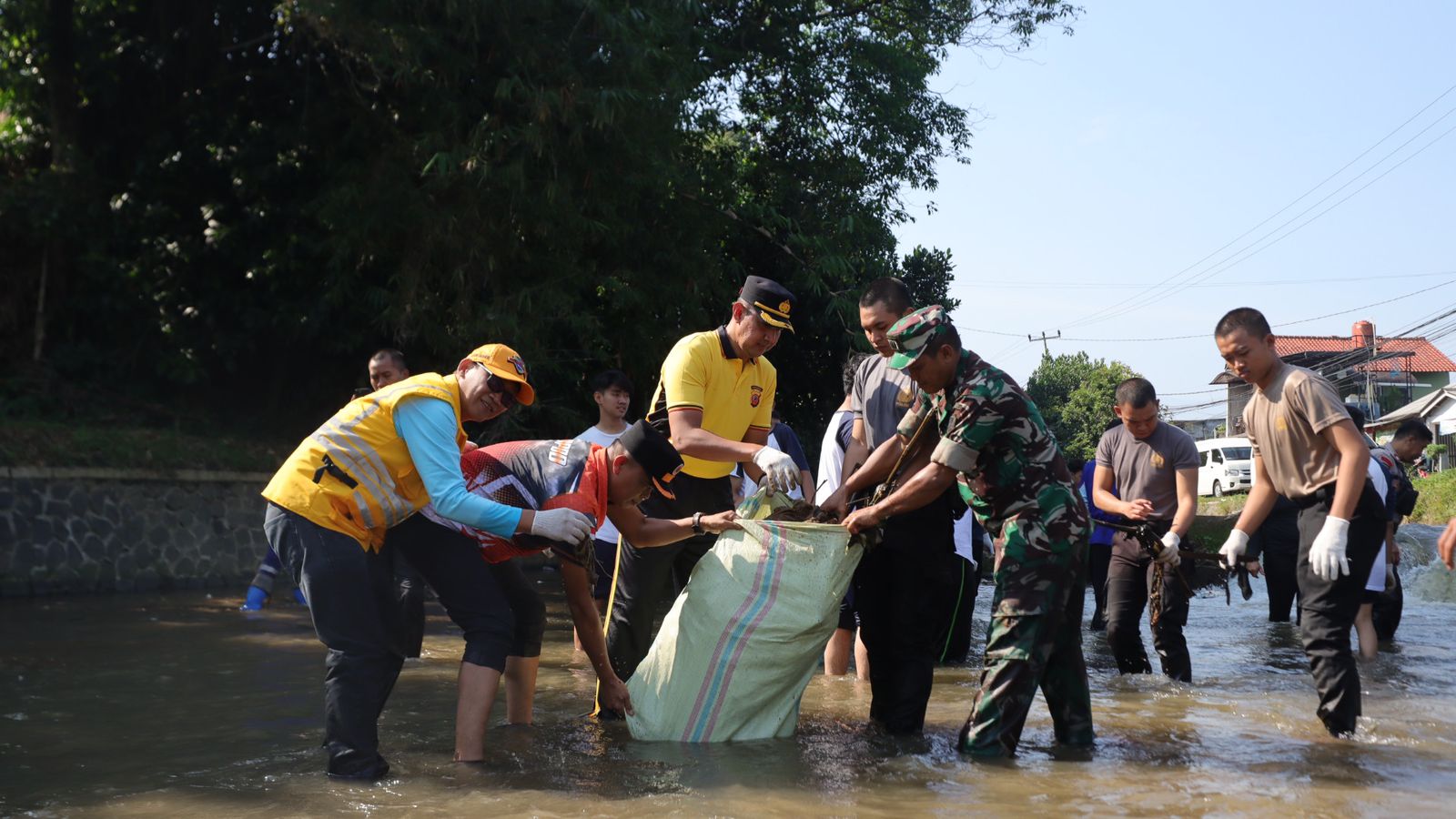 Kapolresta Bogor Kota Pimpin bersih-bersih sampah Sungai Ciliwung dalam Program SKCK Goes To School
