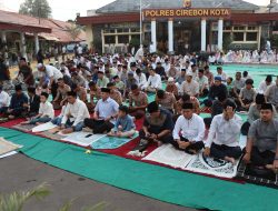 Polres Cirebon Kota Gelar Sholat Idul Adha dan Pendistribusian Hewan Qurban Kepada Masyarakat