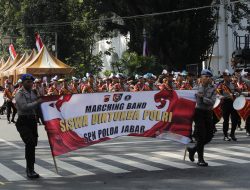 Defile Marching Band SPN Polda Jabar Meriahkan Puncak Hari Bhayangkara Ke 78