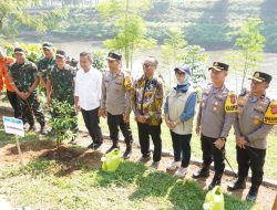 Pemantauan udara DAS Citarum serta kegiatan Undangan dari Dinas Lingkungan Hidup Provinsi Jabar pada acara Penandatanganan kesepakatan multipihak tentang komitmen konservasi lahan kritis, aksi penanaman pohon, akai pelepasan benih ikan serta pemberian penghargaan