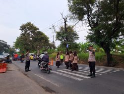 Polsek Kadipaten Bantu Siswa dan Masyarakat Menyebrang Jalan di SDN Liangjulang 1