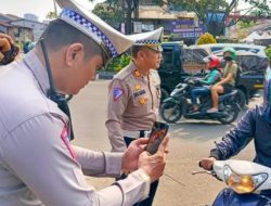 Lawan Arah dan Tak Pakai Helm, Ratusan Pengendara Motor di Bandung Ditilang Polisi