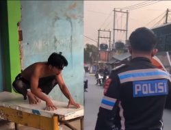 Bikin ketawa, Kesurupan saat Ditilang Polisi: Pria Ini Telanjang di Atas Meja Sembari Meraung-raung mirip harimau