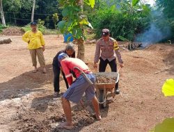 Semangat Gotong Royong Polsek Sukadana Warnai Persiapan HUT RI di Desa Salakaria