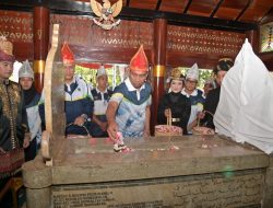 Ziarah dan tabur bunga kontingen PON XXI Provinsi Jawa Barat ke Makam Tjut Nyak Dien