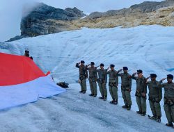 Peringati HUT RI Ke-79 Personil Satbrimob Polda Jabar Ikuti Pengibaran Bendera Merah Putih Di Puncak Tertinggi Gn Jayawijaya Papua.