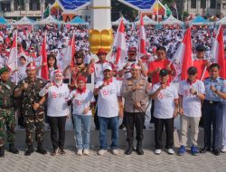 Kapolres Dampingi Pj. Bupati Saat Kirab 35.000 Bendera Merah Putih di Alun alun Subang