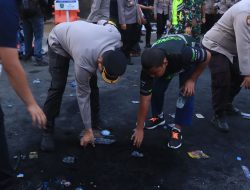 Aksi Mulia Polisi, TNI dan Sat Pol PP Bersihkan Sampah Sisa Aksi Unjuk Rasa di sekitar Gedung DPRD Kabupaten Indramayu