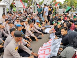 Aksi Mahasiswa Kawal Putusan MK, Kapolres Ciamis Beri Pengamanan dan Ajak Ashar Berjamaah