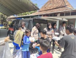 Jum’at Berkah, Polres Indramayu Bagikan Ratusan Paket Nasi Kotak