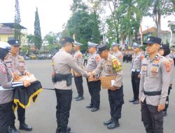 Kapolres Garut Berikan Penghargaan Kepada Personel Berprestasi