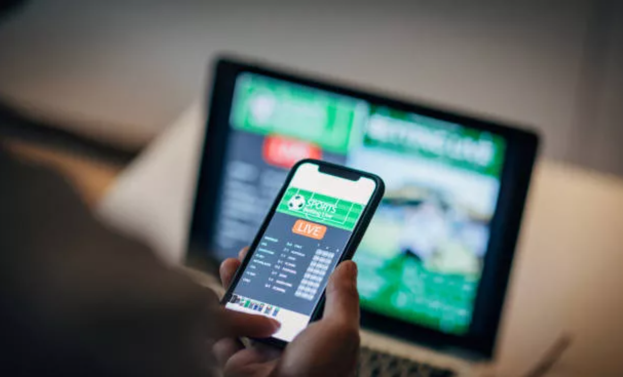 Pastikan Tidak Ada Aplikasi Judi Online, Kasatreskrim Polres Tasikmalaya Cek HP Personil