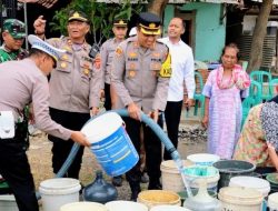 Polres Cirebon Kota Salurkan 13.000 Liter Air Bersih untuk Warga Terdampak Kekeringan di Mundu