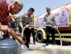 Satlantas Polresta Bandung Salurkan 40 Ribu Liter Air Bersih Untuk Ratusan Warga Rancaekek