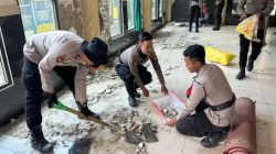 Pasca Gempa, Polresta Bandung Gerak Cepat Bantu Warga Bersihkan Puing-Puing