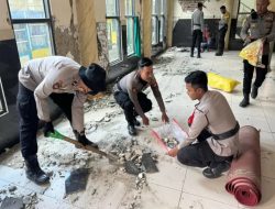 Pasca Gempa, Polresta Bandung Gerak Cepat Bantu Warga Bersihkan Puing-Puing