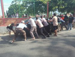 Mobil Terperosok, Anggota Polri Bersama Masyarat Datang Berikan Bantuan