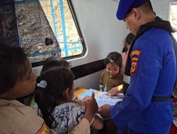 Polres Purwakarta Luncurkan Program Perpustakaan Terapung Untuk Anak-Anak Nelayan Di Waduk Jatiluhur