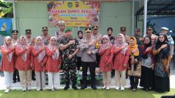 Senyum Ceria Anak Sekolah di Subang Terangi Makan Siang Bersama Polres dan Kodim