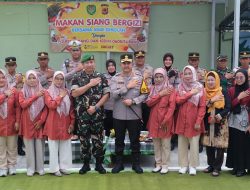 Senyum Ceria Anak Sekolah di Subang Terangi Makan Siang Bersama Polres dan Kodim