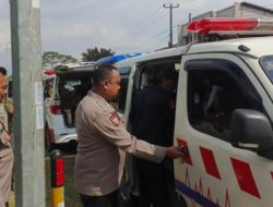 Aksi Sigap Personel Polres Tasikmalaya Kota Bantu Ambulan Pembawa Jenazah yang Mogok